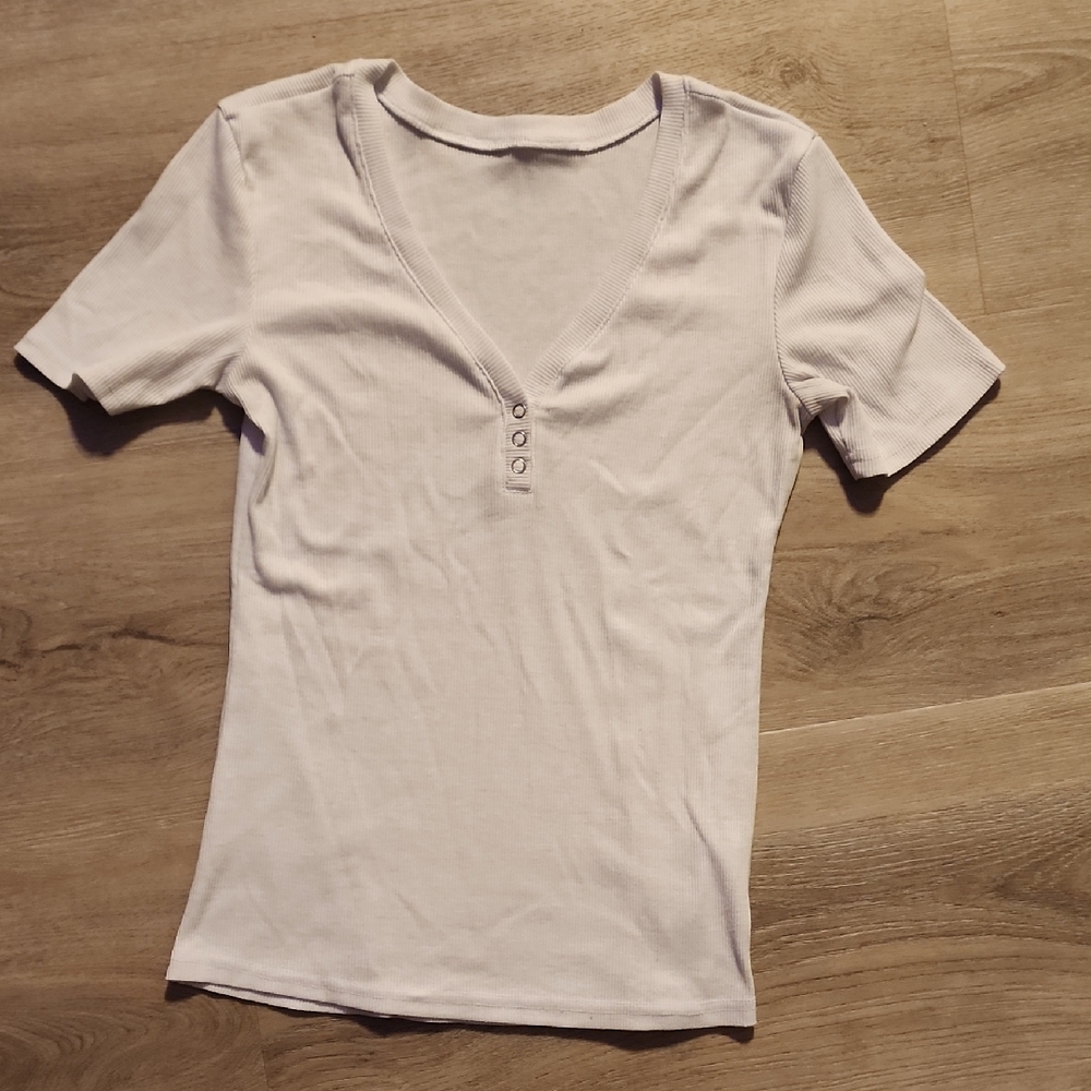 Source Unknown White Buttoned V-Neck Tee